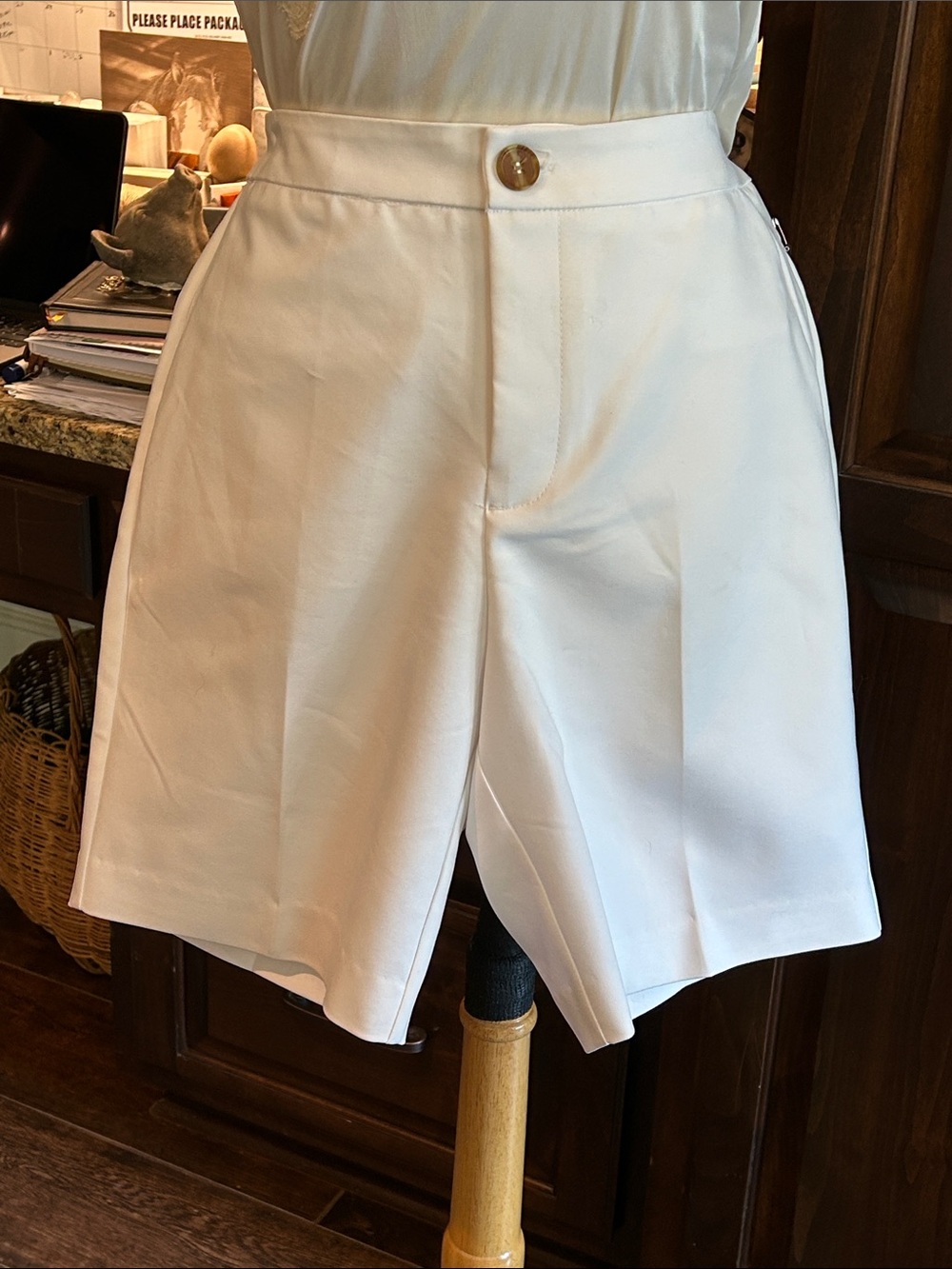 NWT Crosby Sz 8 White Tailored Shorts - Classic Clean Look - Picture 1 of 5